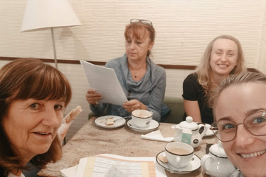 Uczestniczki i uczestnicy przygotowują się do wyjazdu na szkolenie