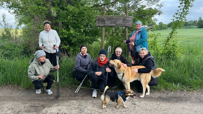 Nordic walking łączy pokolenia – Jurkowo maszeruje razem!