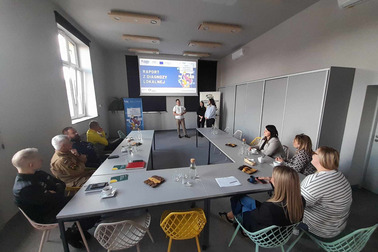 Młodzież, bezpieczeństwo i dialog – spotkanie w Rawickiej Bibliotece Publicznej