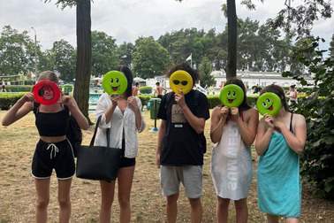 Aktywnie na słońcu – pływanie i frisbee w Lesznie