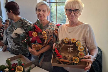 Twórcze popołudnie w Krzywiniu – świąteczne wianki pełne ciepła i uśmiechu