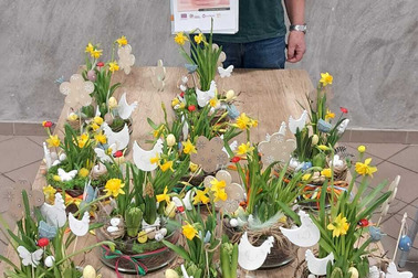 Warsztaty „Wiosna w szkle” w Międzypokoleniowym Klubie Wsparcia